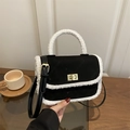 Vintage zwart-witte pluche crossbodytas met klassiek ruitpatroon en goudkleurig slot - Zwart