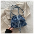 Dettaglio borsa a secchiello in denim con stelle, bordi sfrangiati e coulisse - Stella - Blu