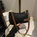 Schwarze gewebte Schultertasche mit braunem Lederriemen und Goldreißverschluss - Schwarz