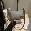 Vintage graue Web-Schultertasche mit braunem Lederriemen und Reißverschluss - Grau