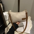 Minimalistische Baguette-Tasche aus Segeltuch mit braunem Lederriemen und Aufnäher - Khaki
