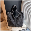 Détail d'un sac cabas en denim gris foncé avec grandes poches et finitions effilochées - Noir