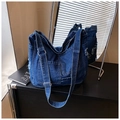 Grand sac bandoulière en denim bleu foncé avec détails usés vintage et large sangle - Bleu foncé