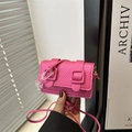 Mini borsa a tracolla fucsia testurizzata con fibbia decorativa e catena acrilica - rosa acceso