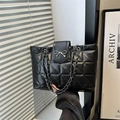 Borsa tote nera trapuntata con fibbia a fiocco argento e tracolla a catena in pelle - Nero
