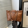 Borsa tote trapuntata marrone con fiocco d'argento e tracolla a catena elegante - Marrone