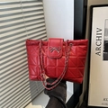Borsa tote rossa trapuntata con fiocco d'argento e tracolla a catena in metallo - Rosso