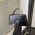Bolso de cuero de cocodrilo con hebilla A plateada y correa de cadena de metal - Negro
