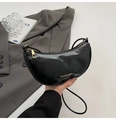 Elegante borsa a mezzaluna nera in pelle verniciata lucida con dettagli in metallo oro - Nero