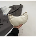 Elegante borsa a mezzaluna color crema con logo dorato e tracolla sottile - Bianco Sporco