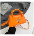 Leuchtend orangefarbene Umhängetasche mit silbernem Sterndetail und Handgriff - Orange