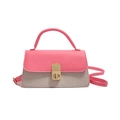 Bolso bandolera rosa y beige con textura tejida y cierre dorado sobre fondo blanco - Rosa Rojo