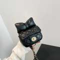 Schwarze Mini-Umhängetasche mit großer Schleife, Goldkette und Steppmuster - Schwarz