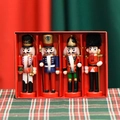 Set de cuatro soldados cascanueces de madera de 13 cm en caja de regalo roja - Juego de cuatro Estilo de Barba Roja (M13402)