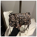 Dettaglio borsa leopardata con borchie argentate e occhielli metallici sulla tracolla - Stampa leopardata