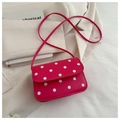 Detailaufnahme einer magentafarbenen Polka-Dot-Minitasche mit feinen Nähten und Punkten - Rosenrosa
