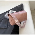 Dusty rose cylindrical bucket bag in oily leather with a geometric jacquard strap - Pink