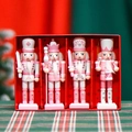 Set di quattro schiaccianoci in legno rosa e bianco da 13 cm con glitter in confezione regalo - Collezione da Quattro Pezzi Rosa e Bianco (M13404) / Altezza 13cm