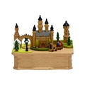 Carillon in legno artigianale con un castello fiabesco dettagliato e una scena con carrozza - Castello delle Fiabe e Carrozza (YP2409)