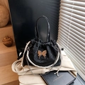 Elegante bolso de mano fruncido negro con colgante de mariposa dorada y perlas - Negro