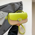 Petit sac carré tissé beige et vert citron avec boucle métallique en forme de D - Vert