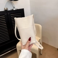 Bolso bandolera blanco crema para móvil en cuero granulado con un diseño minimalista y fino - Blanco Roto