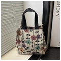 Detail van retro bloemen tote bag van jacquard met zwarte geweven handvatten - Vintage Veelkleurig Bloemenpatroon (Stijl 1)