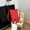 Bolso mini para móvil en piel roja con textura de grano lichi y correa fina - Rojo