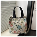 Detail der floralen Jacquard-Struktur und schwarze Tragegriffe der Tragetasche - Mehrfarbig Pastoral Floral (Stil 3)