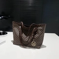 Vue détaillée d'un grand sac cabas avec motif imprimé M et pendentif en métal doré - Marron
