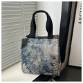 Nahaufnahme von Vintage-Brokatstoff mit Blumenmuster und schwarzem Tragegurt - Graublau Kaltton Floral (Stil 4)
