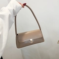 Borsa a spalla retrò in pelle PU kaki con chiusura dorata mostrata portata a mano - Cachi