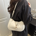 Borsa sottospalla bianca retrò francese con chiusura dorata su modella femminile - Bianco