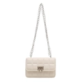 Borsa a tracolla trapuntata beige con catena d'argento e chiusura a rotazione - Bianco