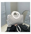 Dettaglio borsa a mano bianca con monogramma, manici tondi in metallo e tracolla rimovibile - Bianco
