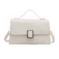 Borsa a tracolla minimalista in pelle bianca con fibbia argento e manico su fondo bianco - Bianco