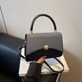 Piccola borsa a tracolla minimalista con trama intrecciata nero-grigio e chiusura dorata - Nero