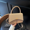 Borsa a tracolla beige testurizzata con fibbia dorata e manico superiore mostrata da modella - Cachi