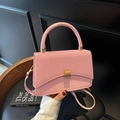 Elegante borsa a mano rosa cipria in materiali a contrasto con dettagli in metallo dorato - Rosa