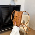 Mini sac bandoulière en cuir orange avec motif ours et fine bandoulière réglable - Marron