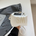 Borsa tote retrò bianca in ecopelle con lettere SM di borchie dorate e tracolla - Bianco