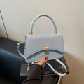 Borsa a tracolla azzurra in tessuto strutturato e patchwork di pelle liscia - Blu