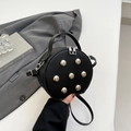 Chique zwarte ronde leren crossbody tas met zilveren klinknagels en handvat bovenop - Zwart