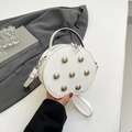Witte ronde crossbodytas met zilveren klinknagels en verstelbare riem in moderne stijl - Wit