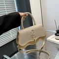 Bolso minimalista de strass oro champán con solapa ondulada y borla de logotipo - Dorado