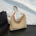 Beigefarbene Netztasche aus Mesh mit braunen Lederriemen und geräumigem Hobo-Design - Braun