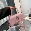 Bolso rosa con pedrería, logo de doble S dorado y detalles de flecos - Rosa