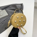 Mosterdgele ronde crossbodytas met zilveren studs en verstelbare schouderriem - Goud