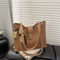 Chique bruine leren bucket bag met gouden gesp en een bloemige zijden sjaal - Tan