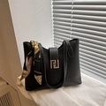 Zwarte leren bucket bag met witte stiksels en decoratieve zijden sjaal op het handvat - Zwart